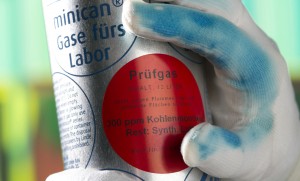The sensor glove turns blue in the presence of hazardous substances. (© Fraunhofer EMFT)