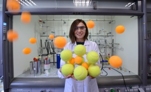 Yellow tennis balls, spatially integrated in an adamant-like structure, symbolise crystal lattice of the microporous material resulting from self-assembly of nanoclusters. Orange balls imitate gas molecules that can adsorb in this material. The presentation is performed by Katarzyna Sołtys, a doctoral student from the Institute of Physical Chemistry of the Polish Academy of Sciences in Warsaw. (Source: IPC PAS, Grzegorz Krzyżewski).